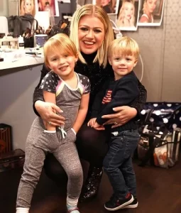 Kelly Clarkson children photos