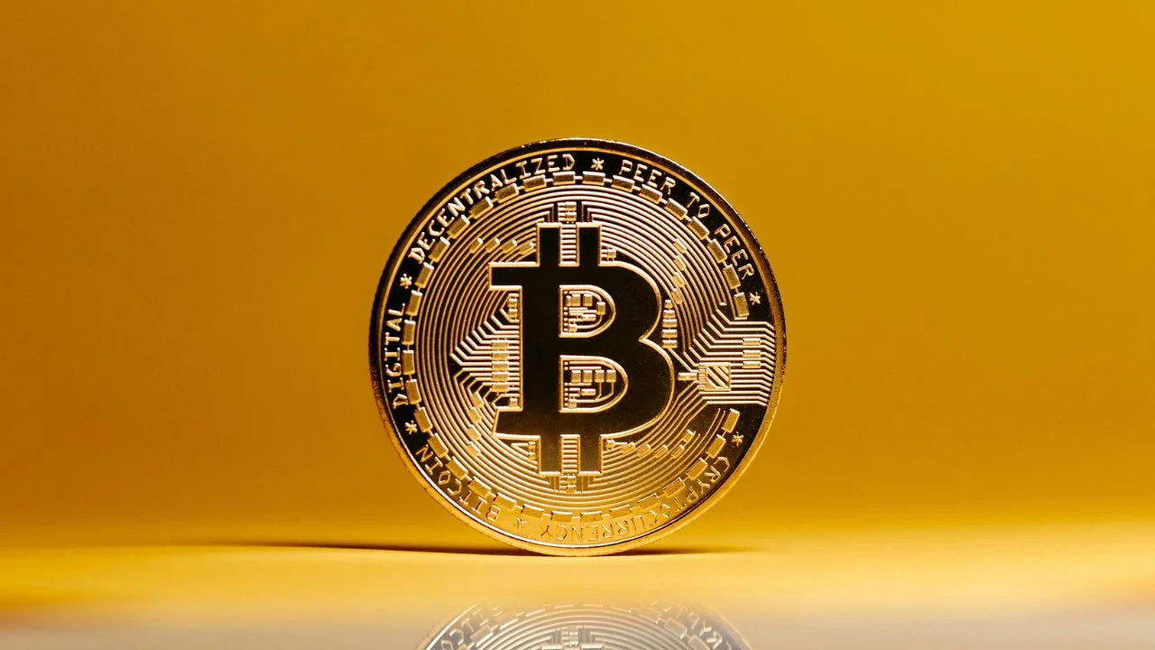 Bitcoin Crashes Toward $80,000 as Selling Pressure Intensifies